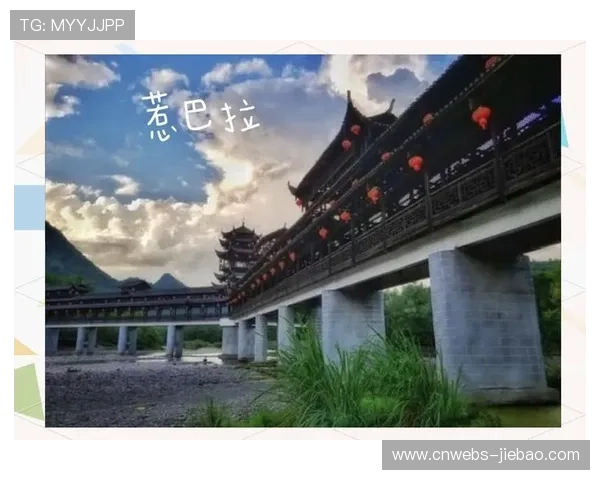 惹巴拉景区土家转角楼前，骑手冲线瞬间与古老民居同框